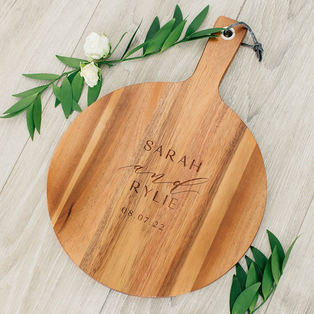PERSONALIZED ROUND CUTTING & SERVING BOARD WITH HANDLE - MODERN COUPLE